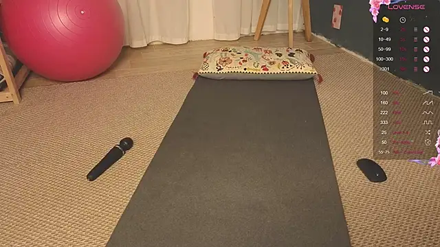 laracroftmansion's cam snapshot