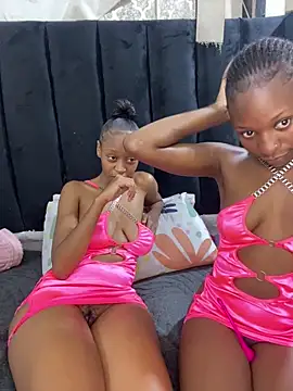 SexyPetitex25's cam snapshot