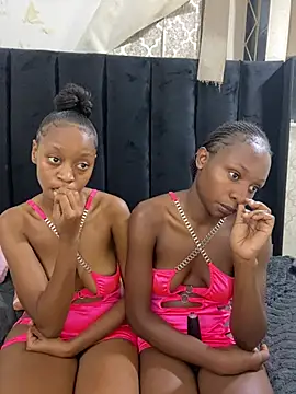 SexyPetitex25's cam snapshot