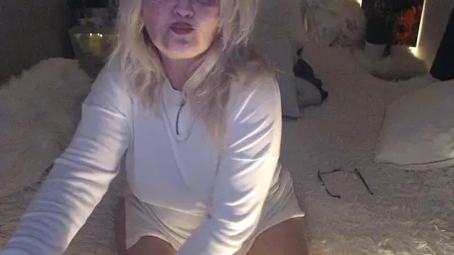 Divineblond live sex cam