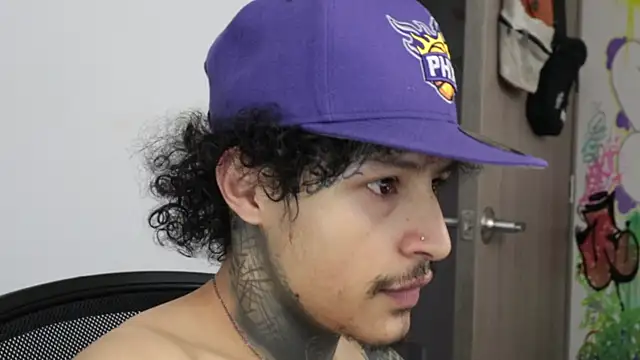 trieone live sex cam