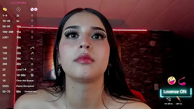 Charlotte_greys's cam snapshot