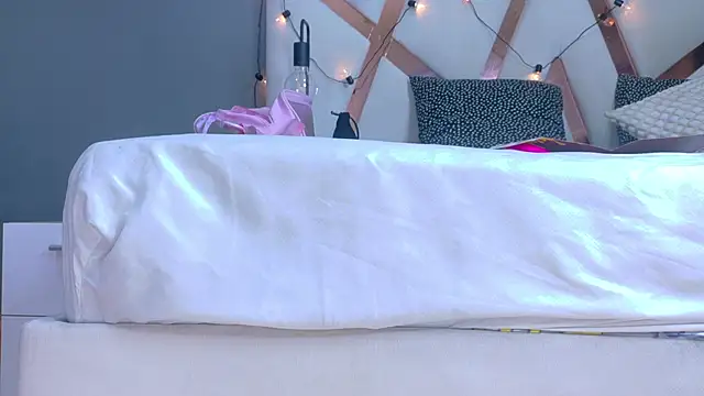 RiriiBrunette__'s cam snapshot