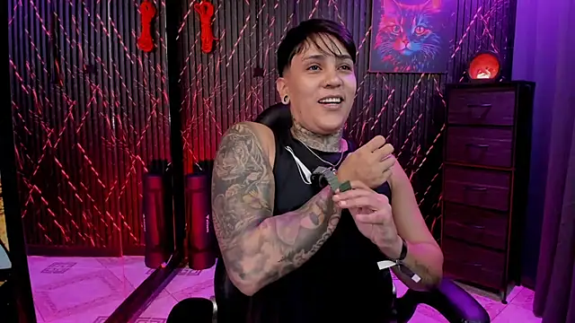 ZhoeStrong live sex cam