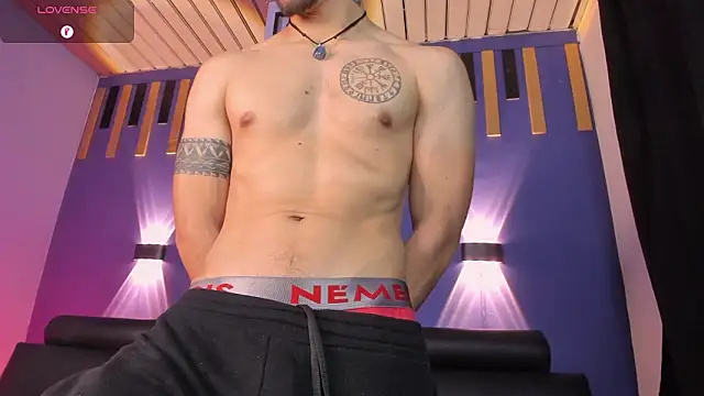 AlejandroStormm live sex cam