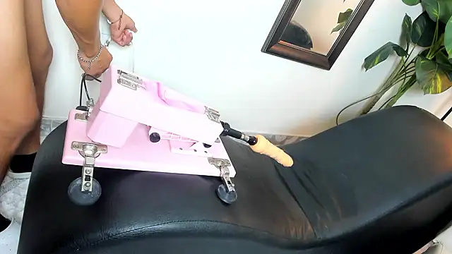 Skinnyfucked live sex cam