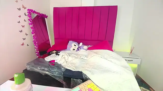 Mia_Miller001's cam snapshot