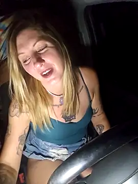 SheIsSomething live sex cam