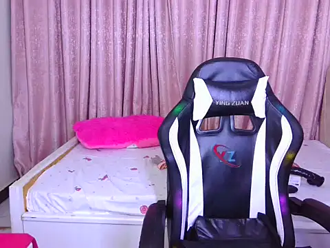 Pretty-shally's cam snapshot