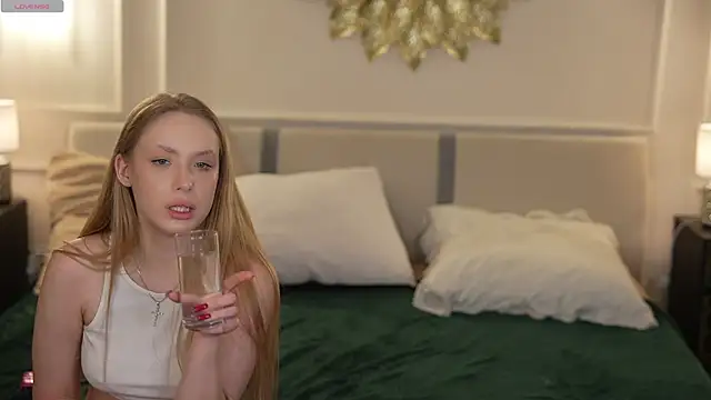 Magnetic_Mia_'s cam snapshot