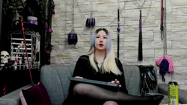 CruelMistress live sex cam