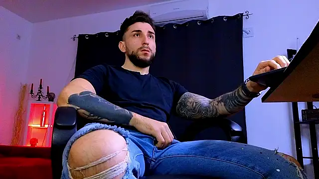 MightyAaron66 live sex cam