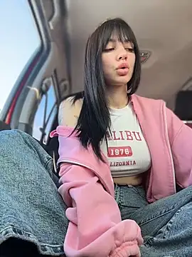 JulliaVegas live sex cam