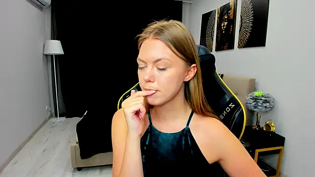 Strawberrye live sex cam