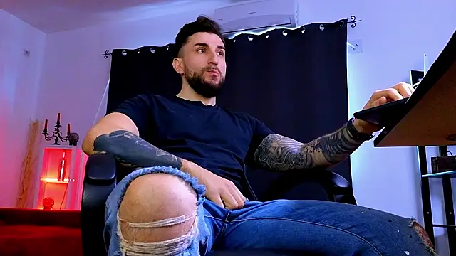 MightyAaron66 live sex cam