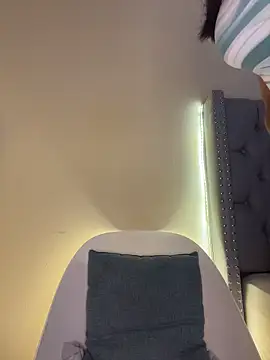 KIARAPRETTY live sex cam