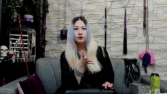 CruelMistress live sex cam