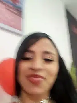 Lauraaa_pink18's cam snapshot