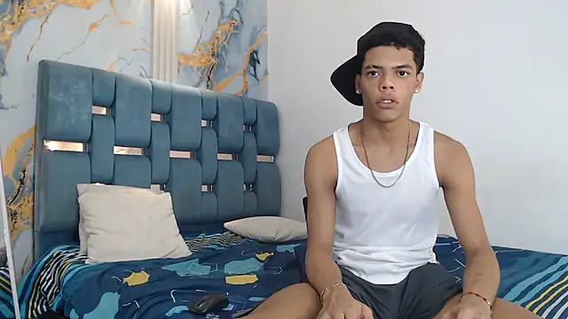 PRETTY_FEM live sex cam