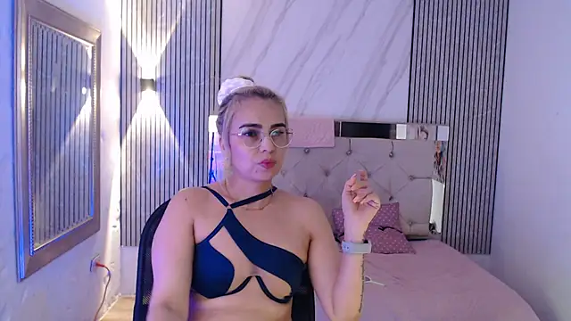 ashley__tylor's cam snapshot