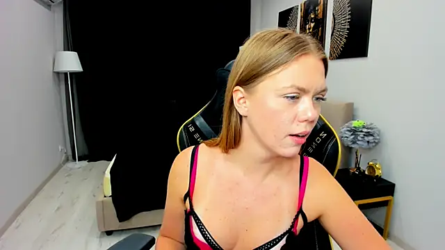 Strawberrye live sex cam