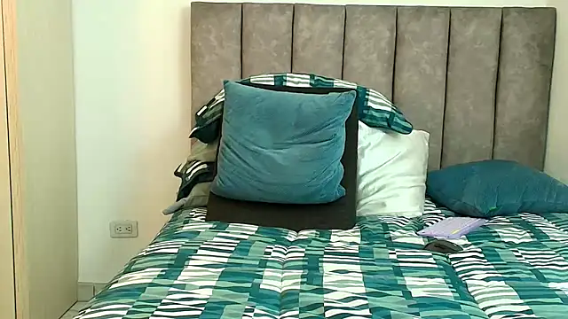 karina_lewis_'s cam snapshot