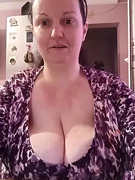 BustyLadyAlma live sex cam