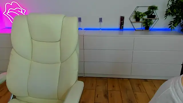 Alina_Blonde live sex cam