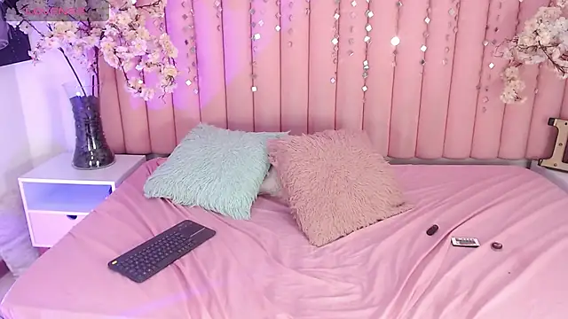 LucyVilla's cam snapshot