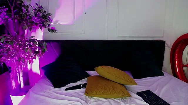 RavenFoxxy live sex cam