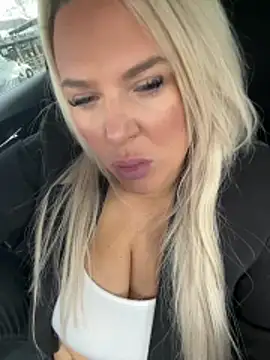 Bustyblondebabe32 live sex cam