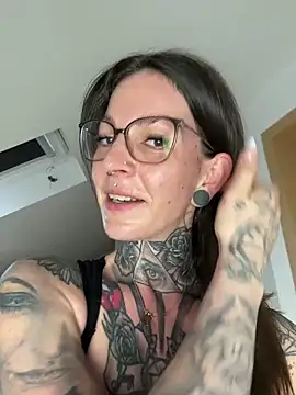 BrownieyQueen live sex cam