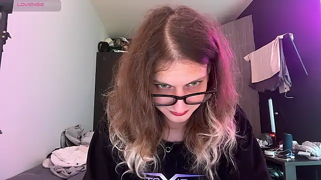 AlicePinkhead live sex cam