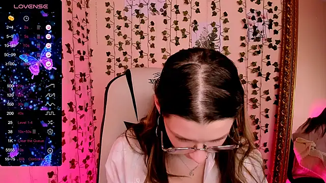 LinaBlossom_'s cam snapshot