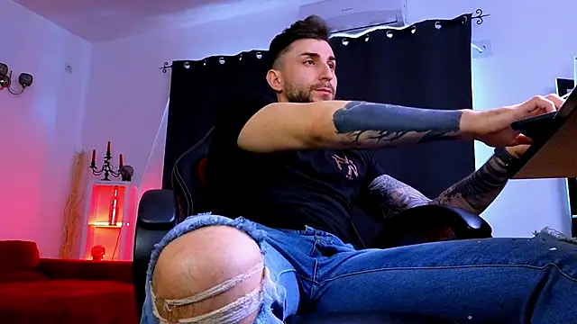 MightyAaron66 live sex cam