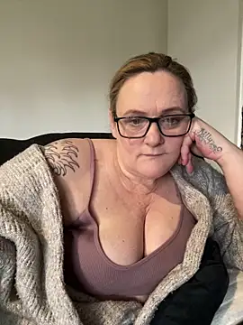 Busty-GilfQuinn's cam snapshot