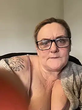 Busty-GilfQuinn's cam snapshot