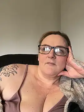 Busty-GilfQuinn's cam snapshot