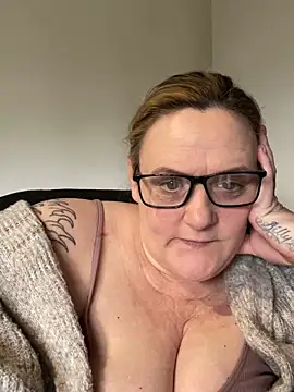 Busty-GilfQuinn's cam snapshot