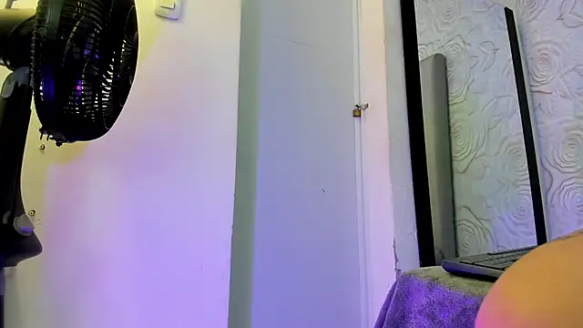 AlexaFoxy18's cam snapshot