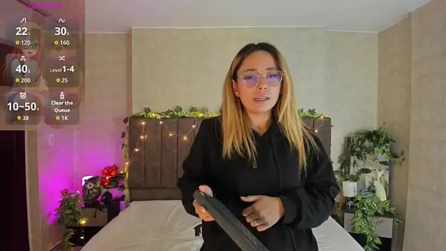 LanaMills_'s cam snapshot