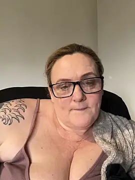 Busty-GilfQuinn's cam snapshot