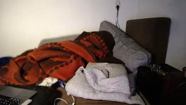 P4RtYBOII92 live sex cam